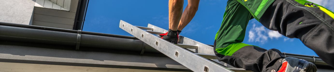 Csatorna felrakása az épület homlokzatának hosszú távú védelméért Csatorna felrakása családi házon szakszerű kivitelezéssel