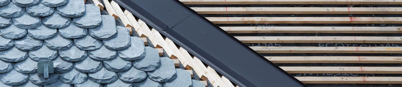 Pala tetőfedés tartós és esztétikus megoldással Pala tetőfedés szakszerű kivitelezéssel családi ház tetőszerkezetén